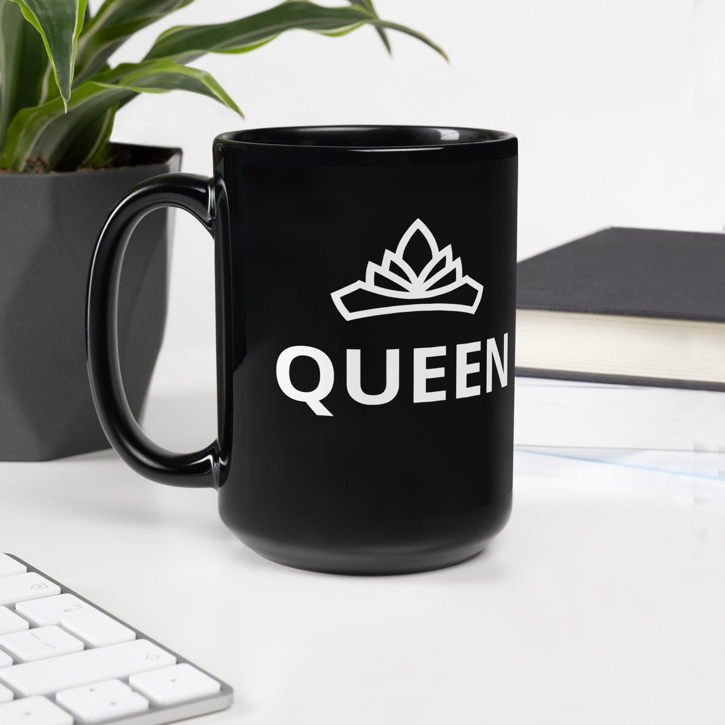 QUEEN Black Glossy Mug