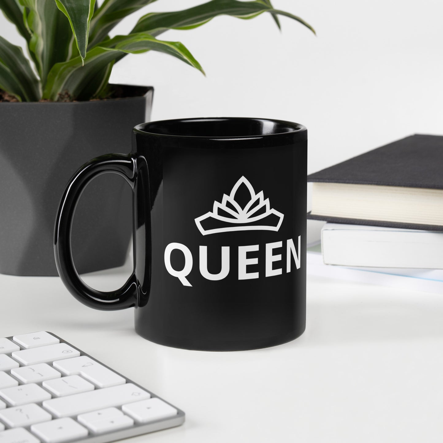 QUEEN Black Glossy Mug