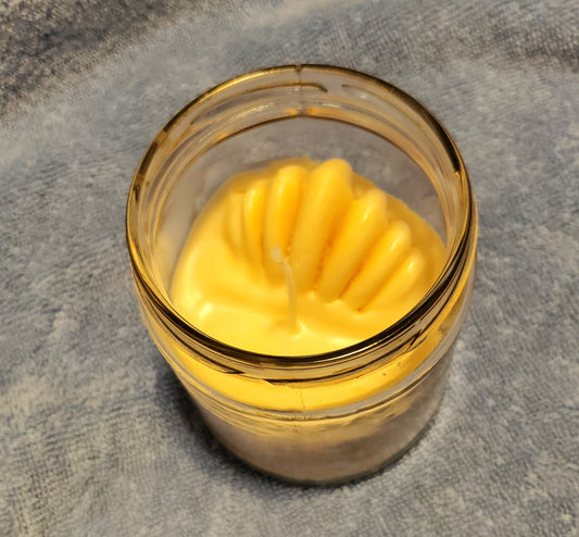 Vanilla Cupcake scented candle with Seashell Embed.